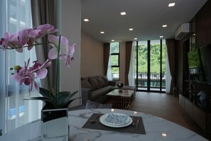 Panorama-Zimmer | Wohnbereich | 32-Zoll-Flachbildfernseher mit Digitalempfang