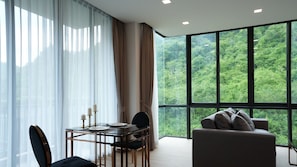 Condo panorâmico | Área de estar | TV de tela plana