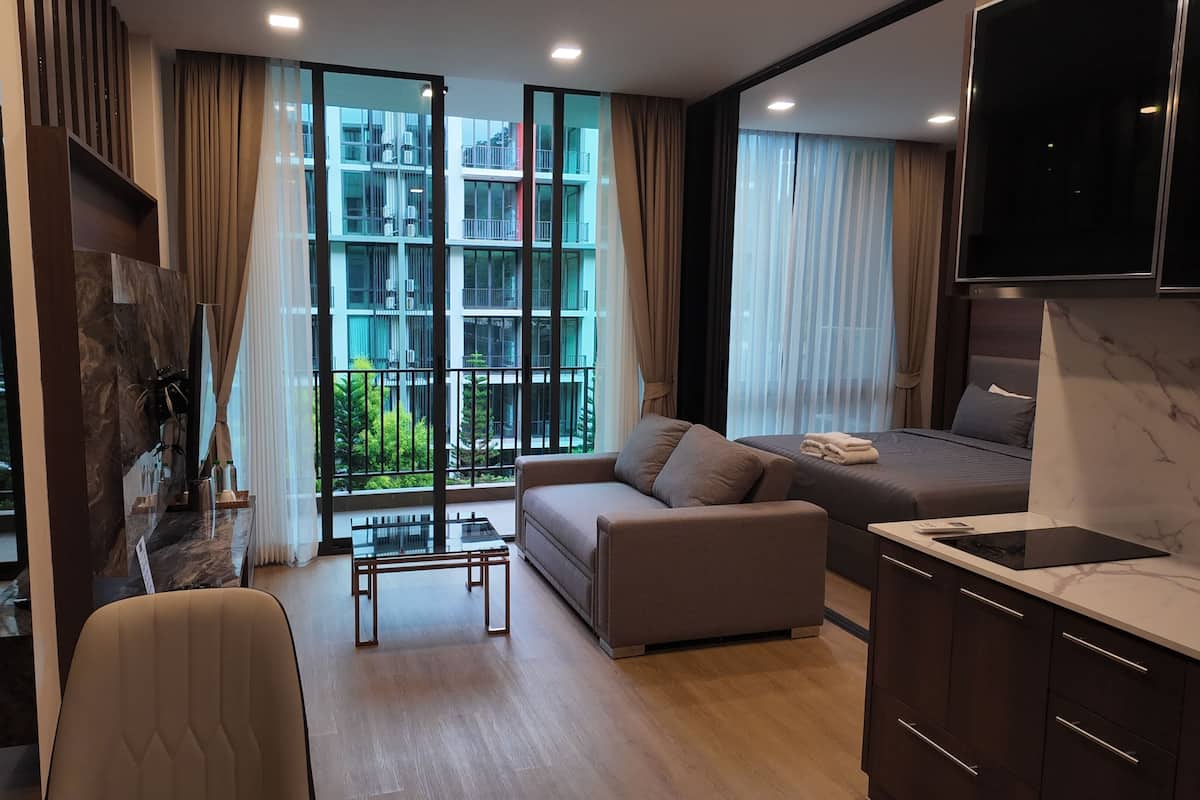 Luksusleilighet, 1 kingsize-seng, balkong, bassengutsikt | 1 soverom og individuelt dekorert