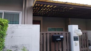 A residential area with a gated entrance, a mailbox, and a security camera. - Berich Poolvilla Pattaya (Pattaya)