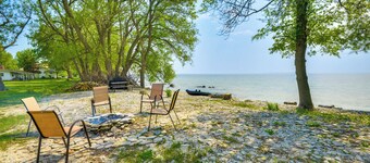 Waterfront Views: Lake Ontario Gem w/ Fire Pit