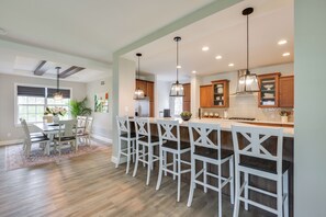 Dining - Charming Waterfront Retreat on Lake Ontario (Three Mile Bay)