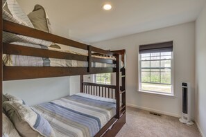 4 bedrooms, desk, iron/ironing board, WiFi