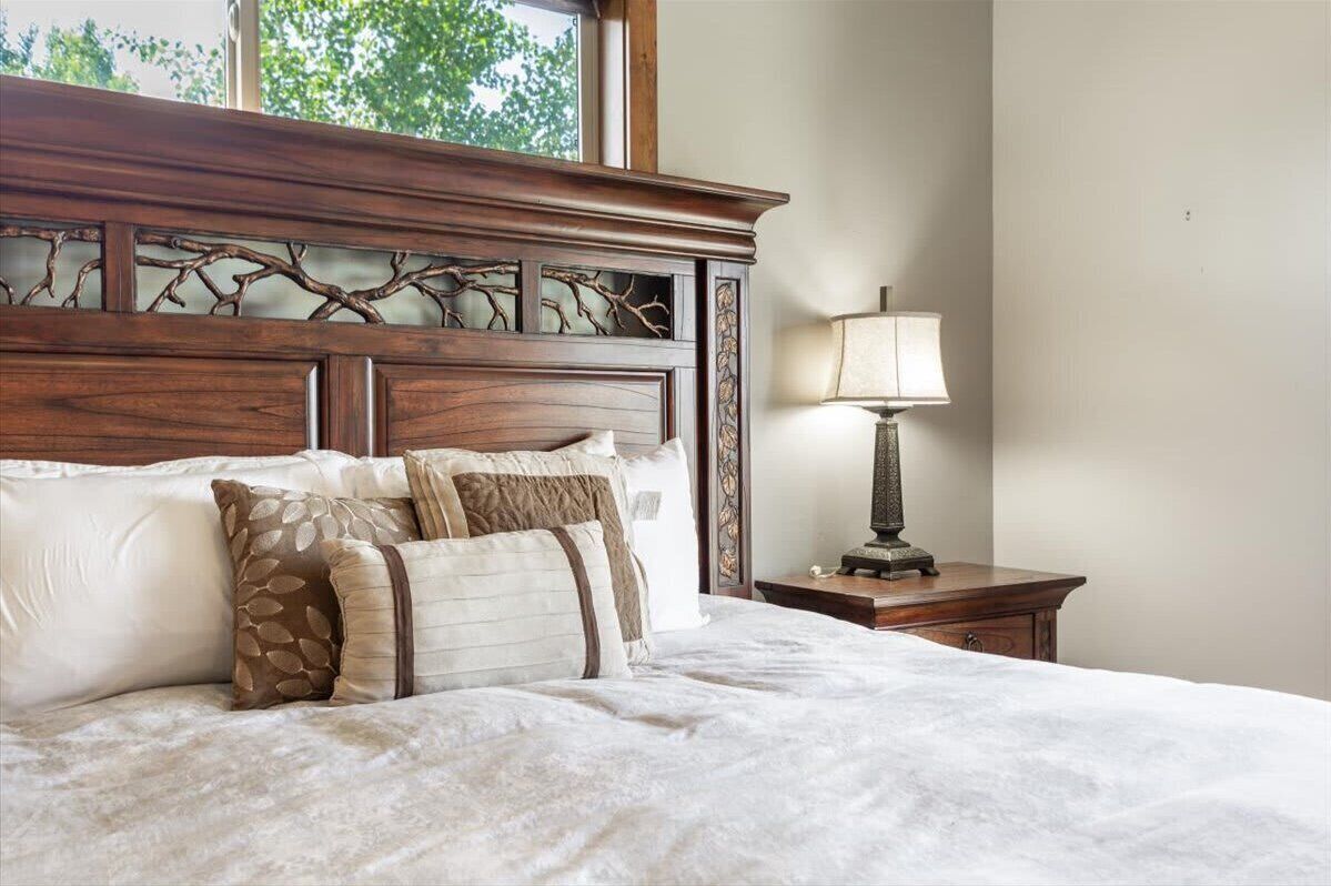 5 soverom, skrivebord, strykejern/-brett og reiseseng for barn