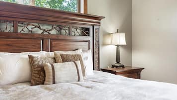 5 soverom, skrivebord, strykejern/-brett og reiseseng for barn