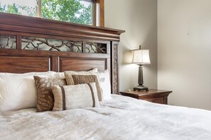 5 bedrooms, desk, iron/ironing board, travel cot