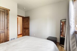 5 Schlafzimmer, Schreibtisch, Bügeleisen/Bügelbrett, Reisekinderbett