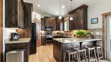 Jääkaappi, mikroaaltouuni, uuni, liesi