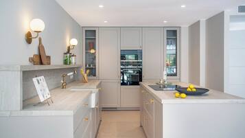 Geladeira, micro-ondas, fogão, lava-louças