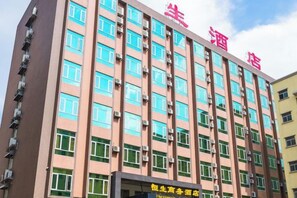 Un edificio de varios pisos con varias ventanas y unidades de aire acondicionado.