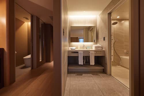 Suite estudio panorámica, para no fumadores | Baño | Tina con regadera, amenidades de baño gratuitas, secadora de cabello