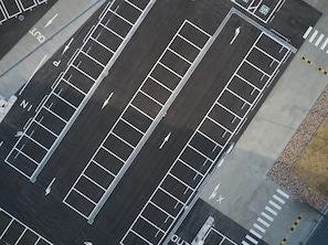 Estacionamiento: 1800 por noche