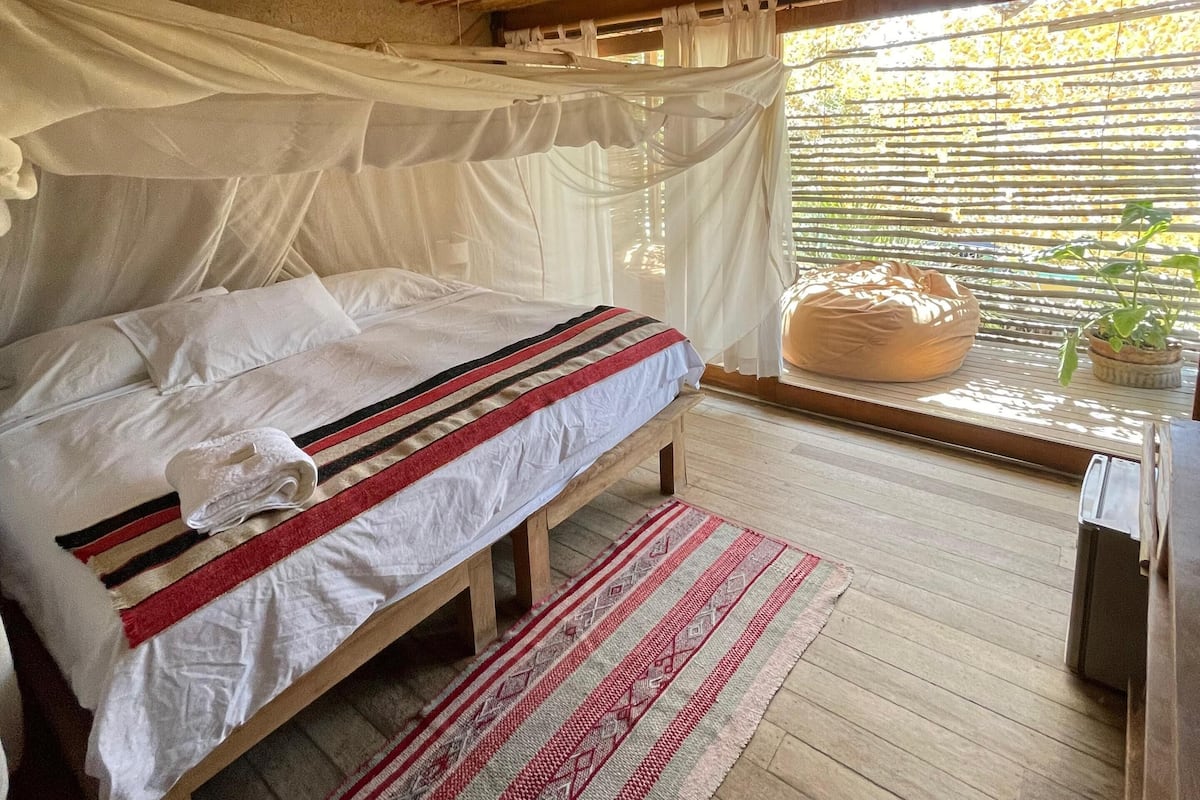 Habitació Comfort, 1 llit de matrimoni gran, balcó | 1 dormitori, caixa forta a l'habitació, wifi gratuïta i roba de llit