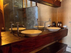 Single Beds Mixed | Bathroom | Shower, hair dryer, towels, soap - Ecolodge Mancora (Máncora)
