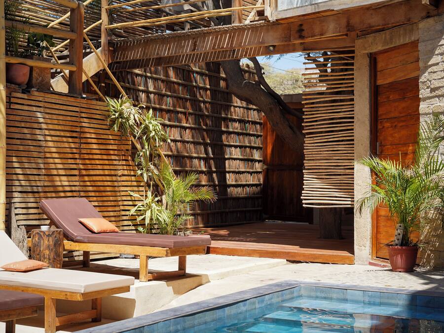 Una piscina al aire libre