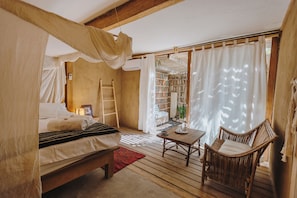 Comfort Room, 1 King Bed, Balcony | 1 bedroom, in-room safe, free WiFi, bed sheets