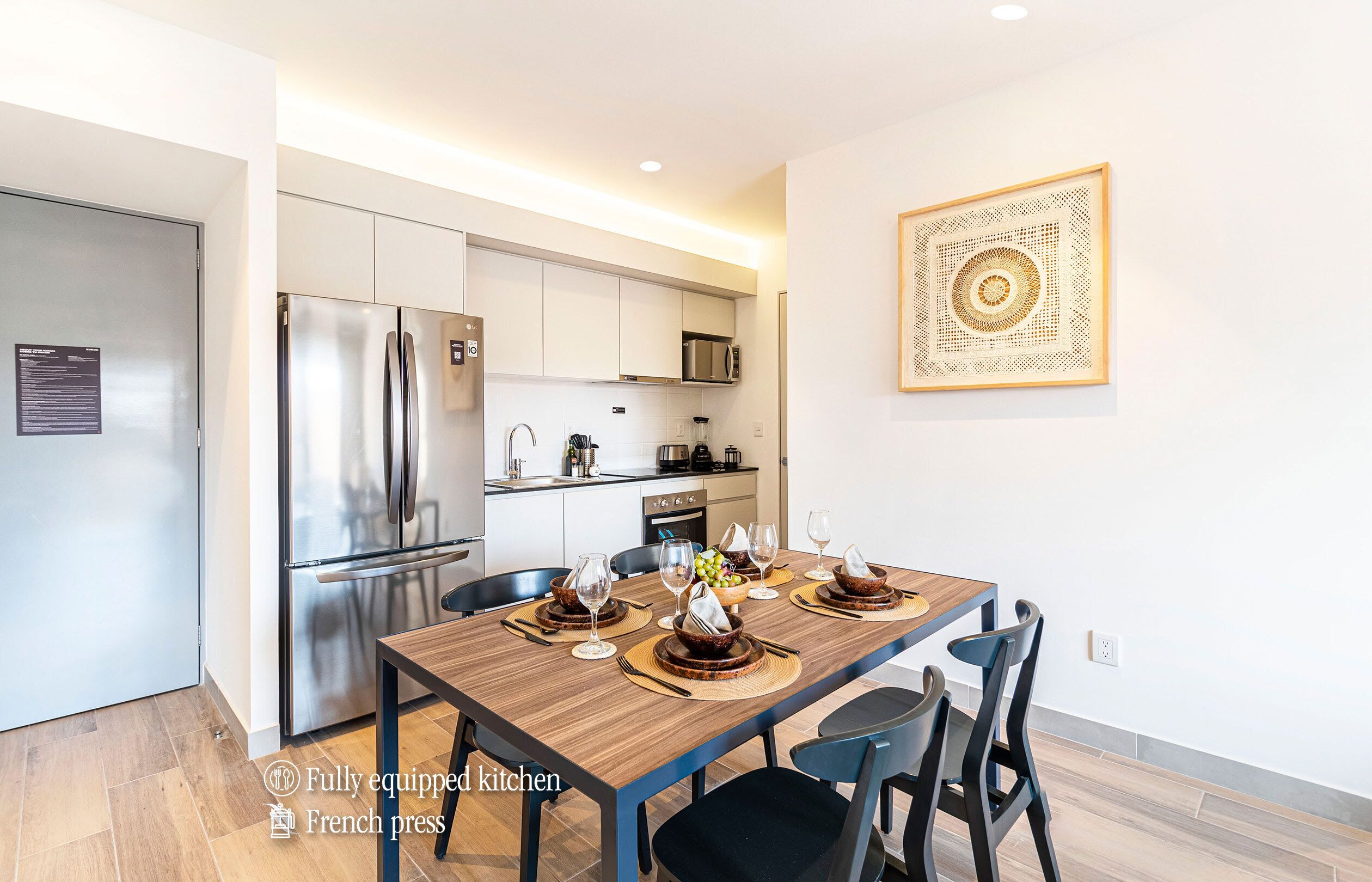 Frigorifero, microonde, forno, piano cottura