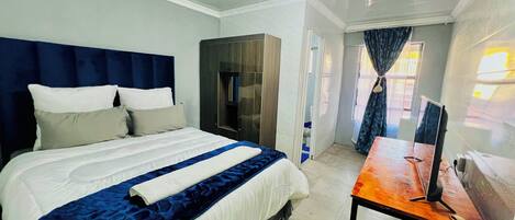 1 habitación, tabla de planchar con plancha, internet y ropa de cama