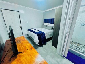 1 habitación, tabla de planchar con plancha, internet y ropa de cama 