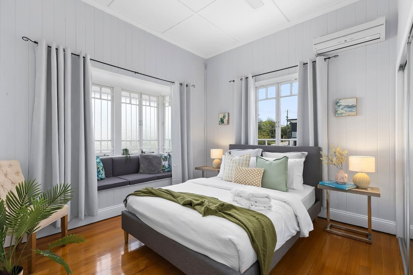 4 bedrooms, desk, iron/ironing board, WiFi