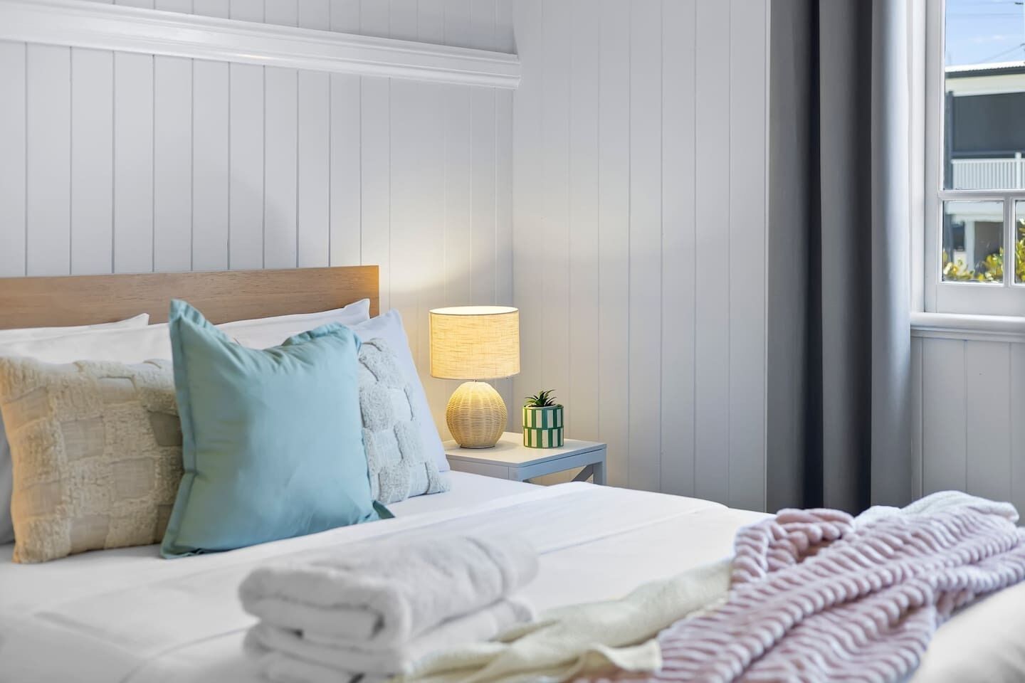 Desk, iron/ironing board, WiFi, bed sheets