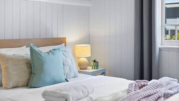 Desk, iron/ironing board, WiFi, bed sheets