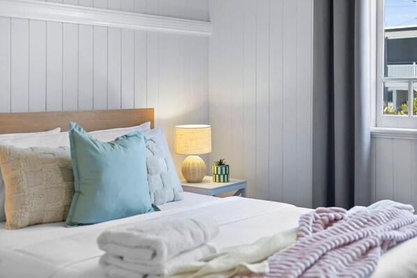 Desk, iron/ironing board, WiFi, bed sheets