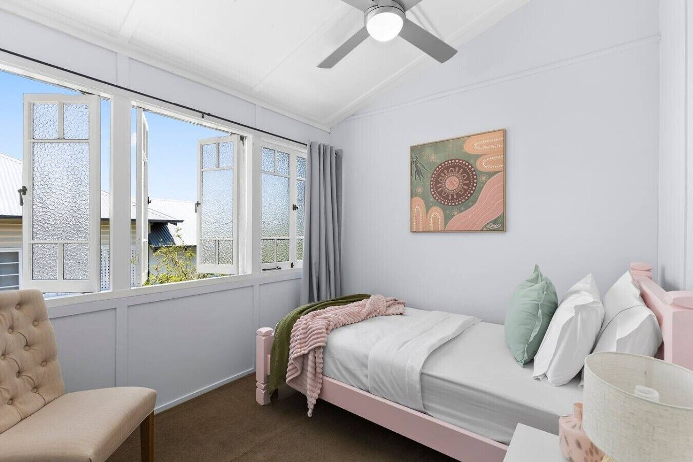 Desk, iron/ironing board, WiFi, bed sheets