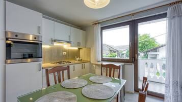Fridge, oven, stovetop, electric kettle