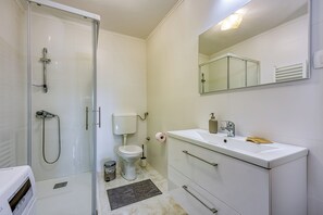 Shower, hair dryer, towels, soap - Cesar\'s Karst Apartments (Sezana)