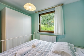 Appartement Familial, plusieurs chambres (Cesar's Karst Apartment Ruj) | 2 chambres, fer et planche Ă repasser, Wi-Fi gratuit, draps fournis