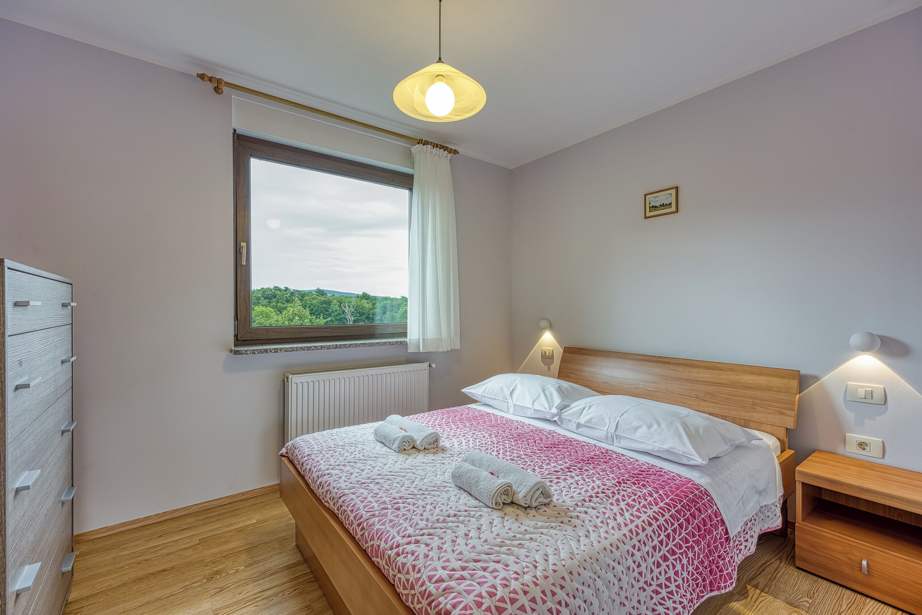 Appartement Familial, plusieurs chambres (Cesar's Karst Apartment Teran) | 2 chambres, fer et planche à repasser, Wi-Fi gratuit, draps fournis