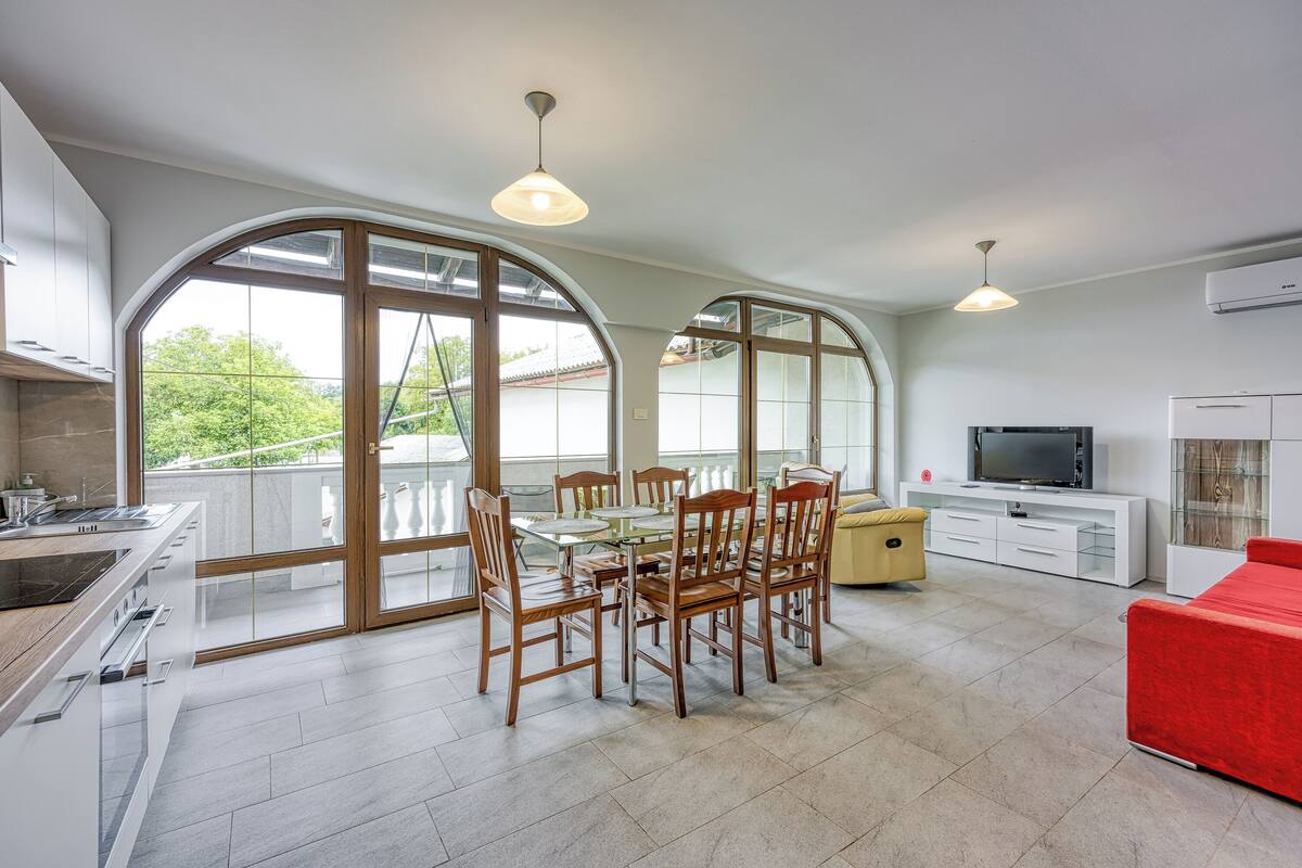 Family Apartment, Multiple Bedrooms (Cesar's Karst Apartment Teran) | Interior