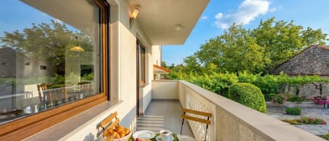 Family Apartment, Multiple Bedrooms (Cesar's Karst Apartment Ruj) | Outdoor dining
