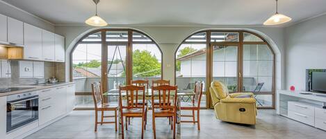 Departamento familiar, varias habitaciones (Cesar's Karst Apartment Teran) | Cocina privada | Refrigerador, horno, parrilla de estufa y tostadora