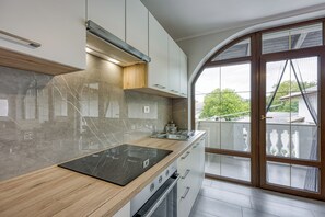 Appartement Familial, plusieurs chambres (Cesar's Karst Apartment Teran) | Cuisine privée | Réfrigérateur, four, plaque de cuisson, grille-pain