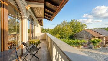 Family Apartment, Multiple Bedrooms (Cesar's Karst Apartment Teran) | Outdoor dining