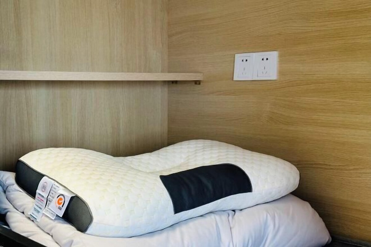 Minibar, desk, individually decorated, bed sheets