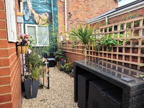 Terrace/patio - Sooty Babe colliery cottage.10 mins walk to beach and Castle Eden nature reserve (Blackhall Colliery)