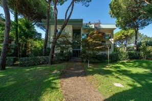 Exterior - GuestHost - Bright 55 sqm apartment, perfect for 4 people, located on the first floor of a building with a lift (stairs to access it). The accommodation is located in a quiet residential area surrounded by greenery and is equipped with every comfort incl (Lignano Sabbiadoro)