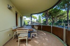 Outdoor dining - GuestHost - Bright 55 sqm apartment, perfect for 4 people, located on the first floor of a building with a lift (stairs to access it). The accommodation is located in a quiet residential area surrounded by greenery and is equipped with every comfort incl (Lignano Sabbiadoro)
