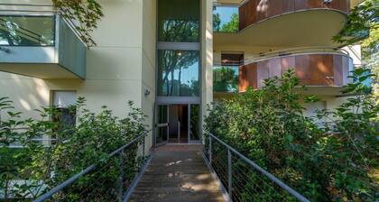 Bright 55 sqm apartment, perfect for 4 people, located on the first floor of a building with a lift (stairs to access it). The accommodation is located in a quiet residential area surrounded by greenery and is equipped with every comfort including air co