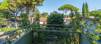 Bright 55 sqm apartment, perfect for 4 people, located on the first floor of a building with a lift (stairs to access it). The accommodation is located in a quiet residential area surrounded by greenery and is equipped with every comfort including air co