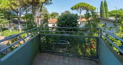 Bright 55 sqm apartment, perfect for 4 people, located on the first floor of a building with a lift (stairs to access it). The accommodation is located in a quiet residential area surrounded by greenery and is equipped with every comfort including air co