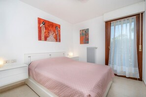 2 bedrooms, iron/ironing board, WiFi, bed sheets - GuestHost - Bright 55 sqm apartment, perfect for 4 people, located on the first floor of a building with a lift (stairs to access it). The accommodation is located in a quiet residential area surrounded by greenery and is equipped with every comfort incl (Lignano Sabbiadoro)