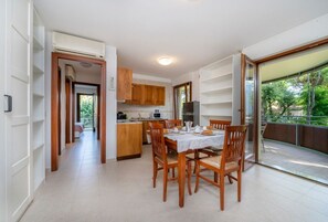 Dining - GuestHost - Bright 55 sqm apartment, perfect for 4 people, located on the first floor of a building with a lift (stairs to access it). The accommodation is located in a quiet residential area surrounded by greenery and is equipped with every comfort incl (Lignano Sabbiadoro)