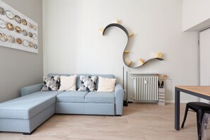 Flat-screen TV - GuestHost - Washington Modern Apartment (Milano)