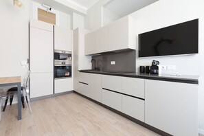 Een koelkast, een microgolfoven, een oven, een kookplaat