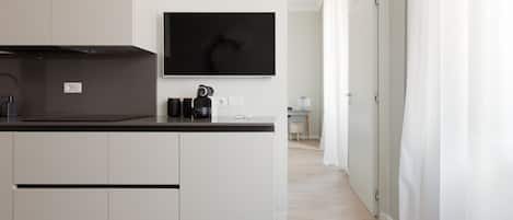 Réfrigérateur, micro-ondes, four, plaque de cuisson