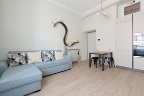 Flat-screen TV - GuestHost - Washington Modern Apartment (Milano)
